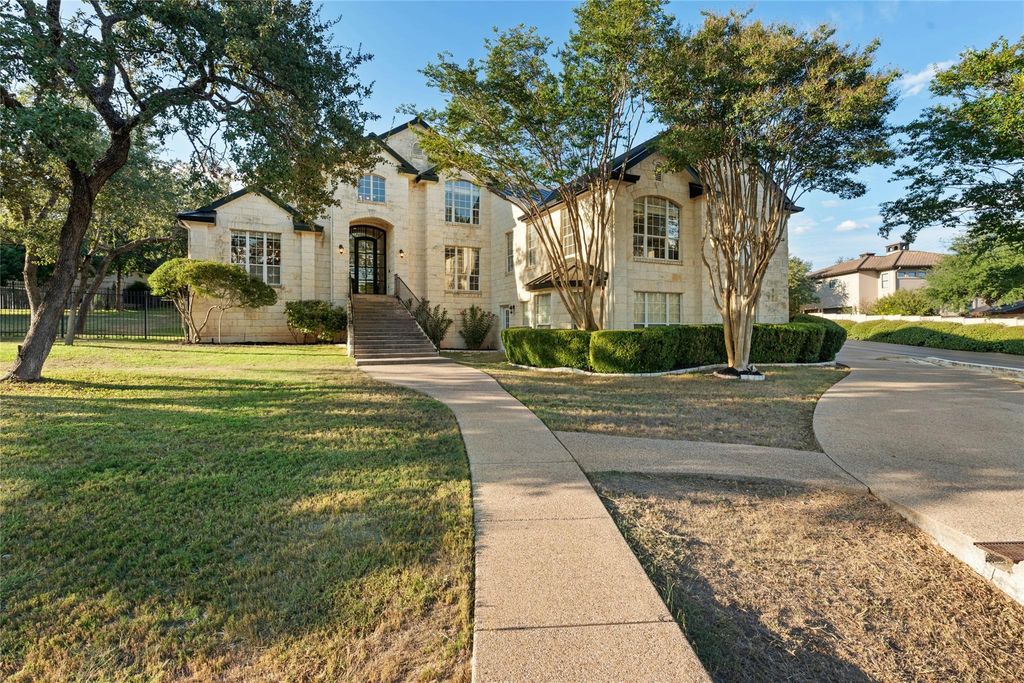 2 Heatherbloom LN, The Hills, TX 78738