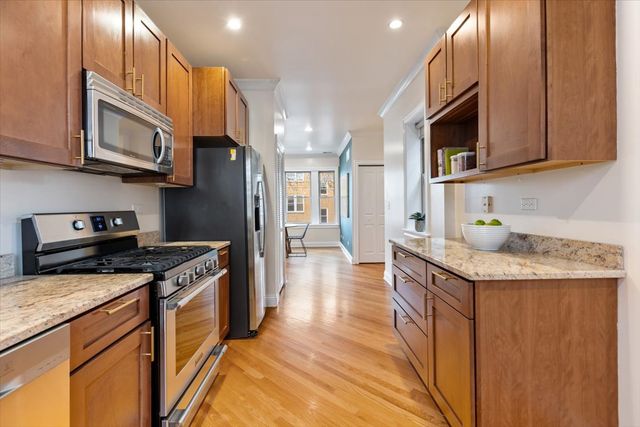 3121 W Belle Plaine Avenue 2W, Chicago, IL 60618