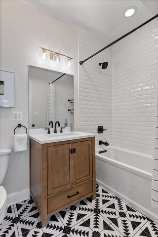 3121 W Belle Plaine Avenue 2W, Chicago, IL 60618