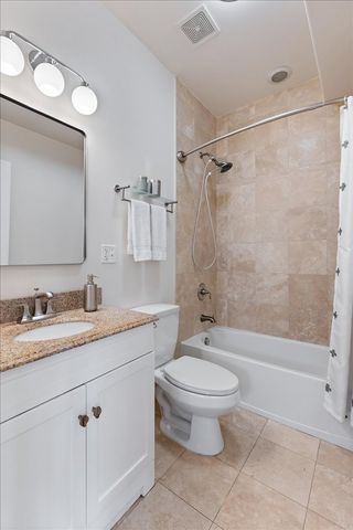 3121 W Belle Plaine Avenue 2W, Chicago, IL 60618