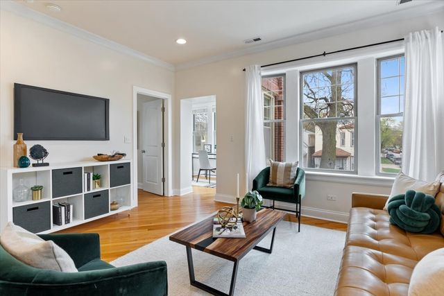 3121 W Belle Plaine Avenue 2W, Chicago, IL 60618