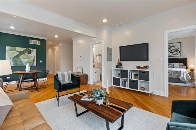 3121 W Belle Plaine Avenue 2W, Chicago, IL 60618