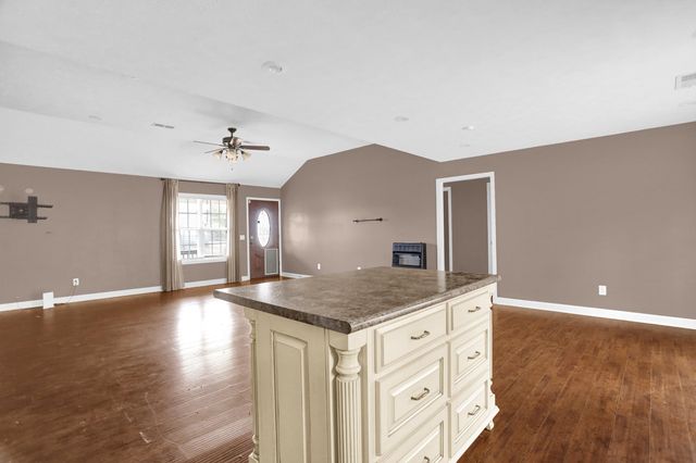 186 KING RD, Selmer, TN 38375