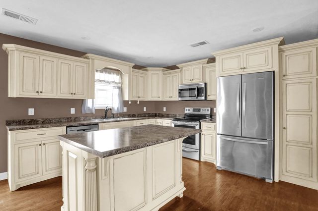 186 KING RD, Selmer, TN 38375