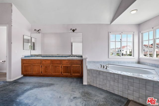 6811 Hitchingpost Circle, Huntington Beach, CA 92648
