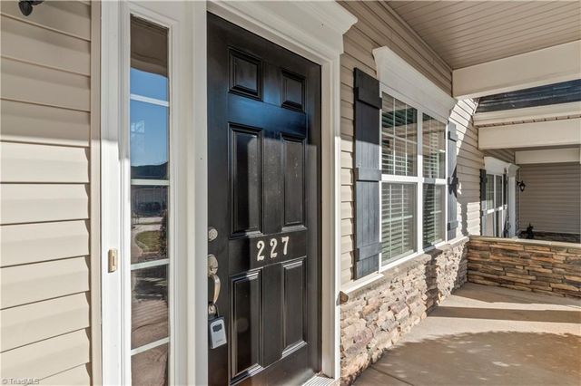 227 Hawks Nest Circle, Clemmons, NC 27012