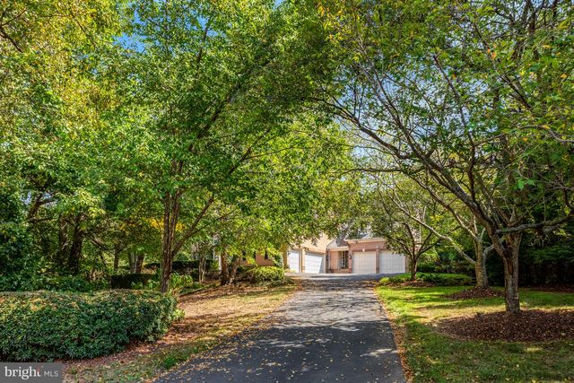 801 OLDE GEORGETOWN CT, Great Falls, VA 22066