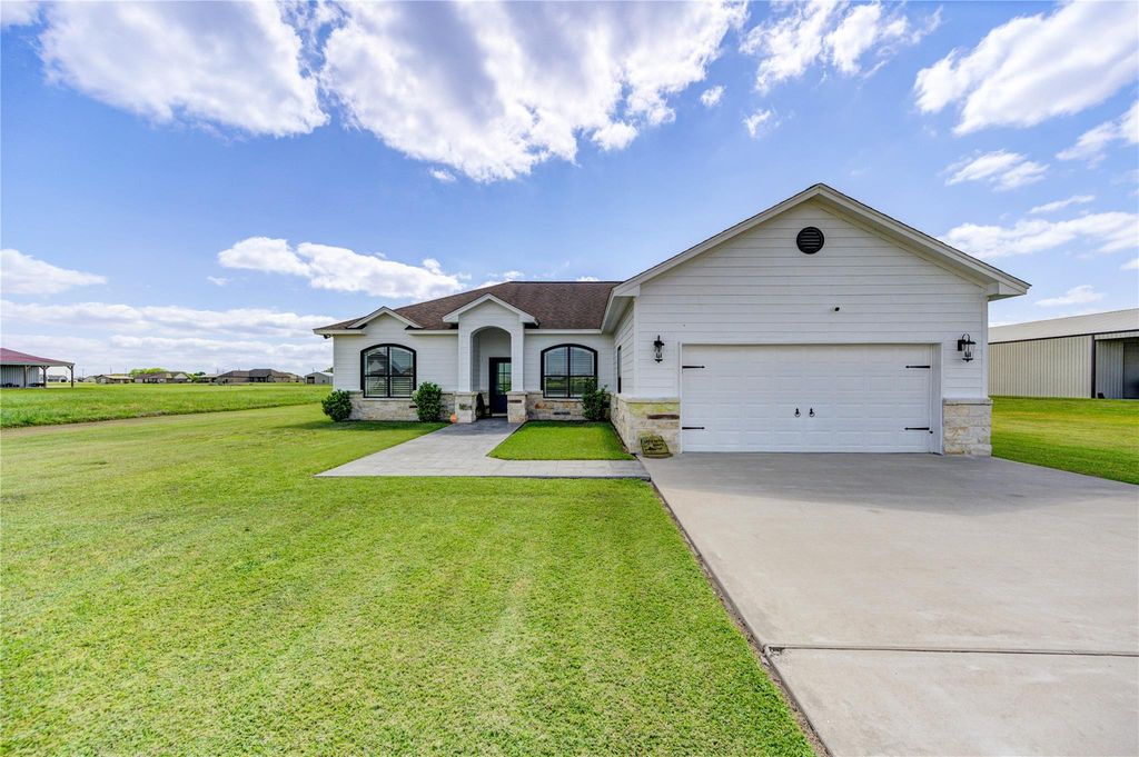 931 Angus Trail, Angleton, TX 77515