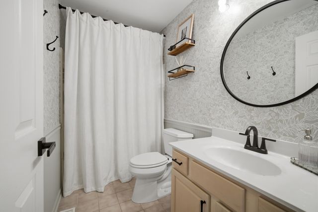 160 Monarch Drive 160, Streamwood, IL 60107