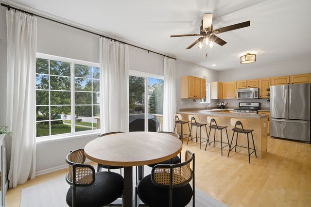 160 Monarch Drive 160, Streamwood, IL 60107