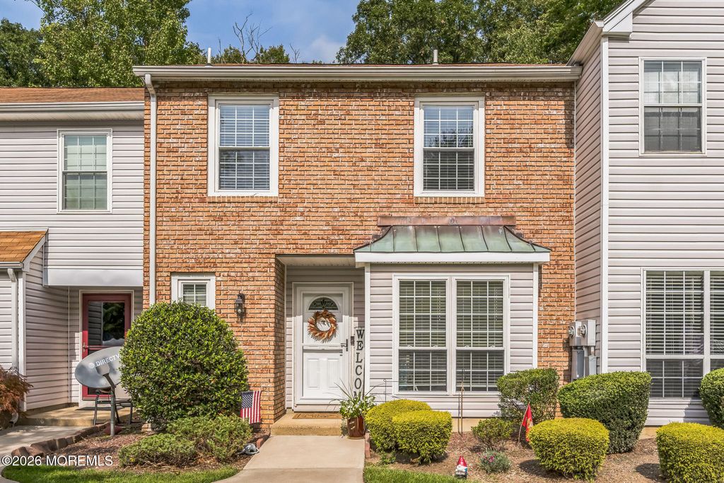 4 Vassar Place, Morganville, NJ 07751