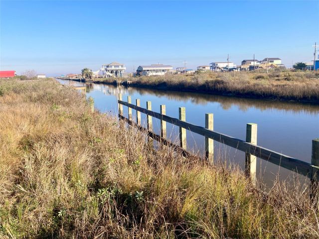 1136 Pennington Street, Gilchrist, TX 77617