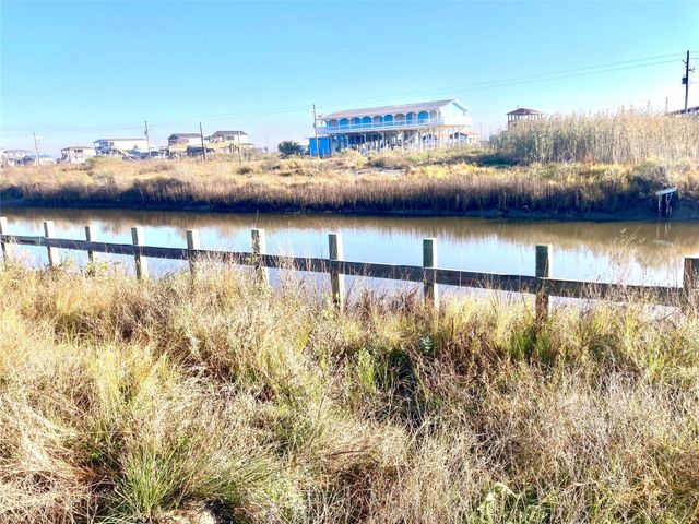 1136 Pennington Street, Gilchrist, TX 77617
