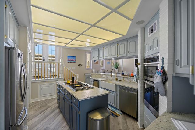 2102 Post Office Street 1, Galveston, TX 77550