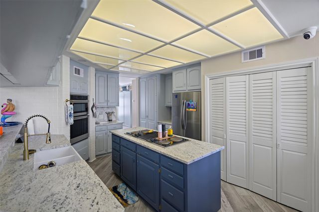 2102 Post Office Street 1, Galveston, TX 77550