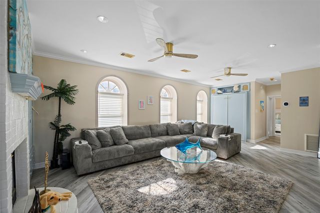 2102 Post Office Street 1, Galveston, TX 77550