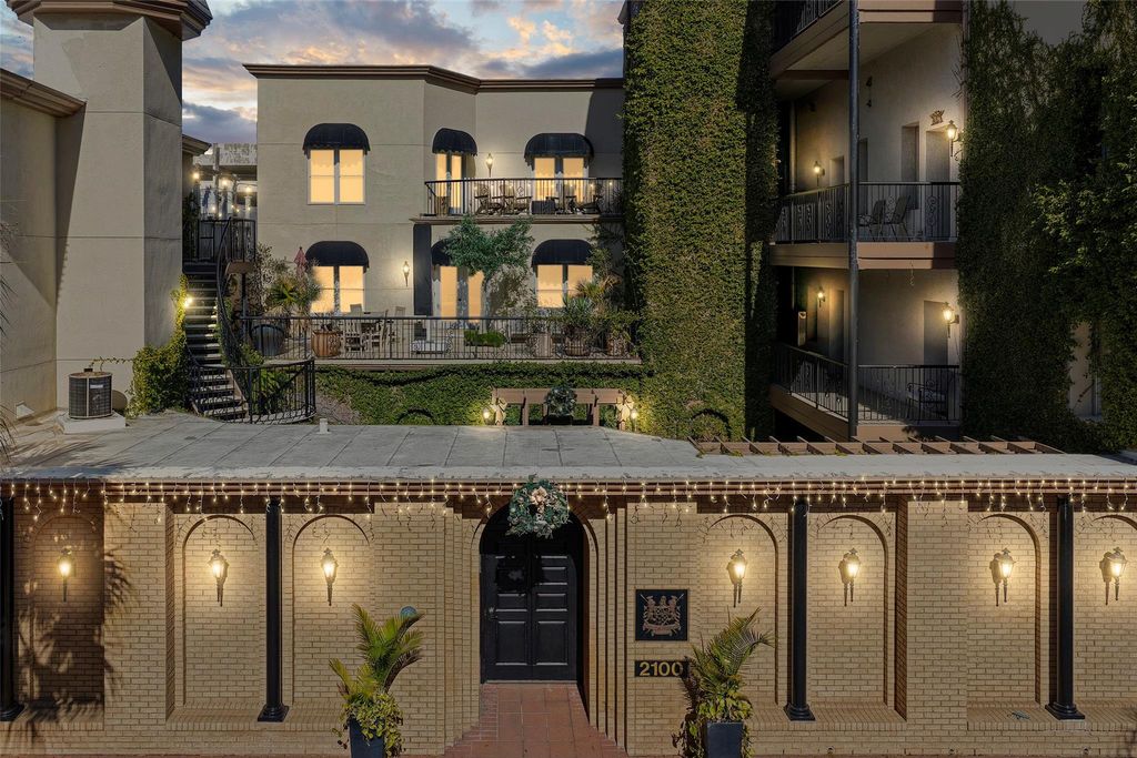 2102 Post Office Street 1, Galveston, TX 77550