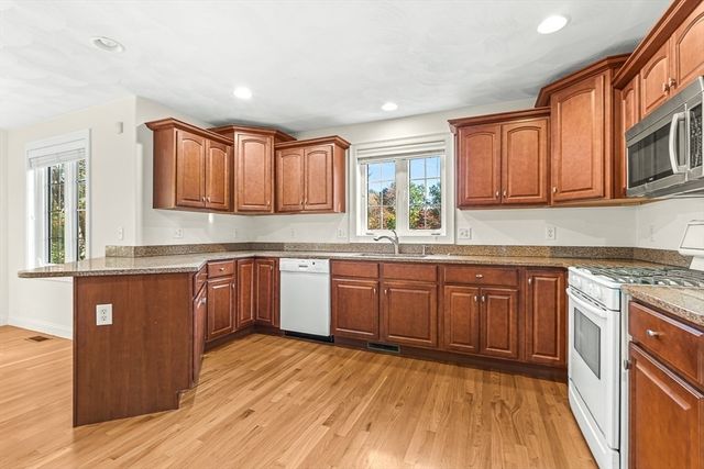 109 Meadow Creek Dr, Dracut, MA 01826