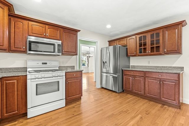 109 Meadow Creek Dr, Dracut, MA 01826