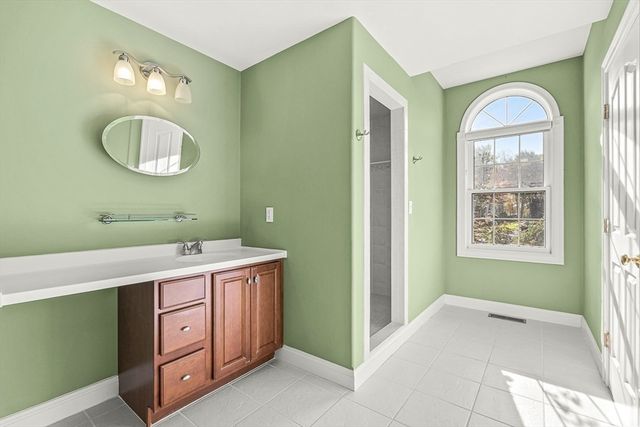 109 Meadow Creek Dr, Dracut, MA 01826