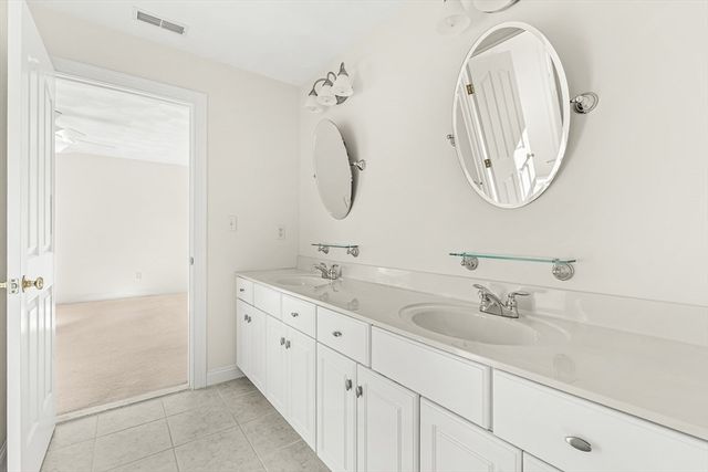 109 Meadow Creek Dr, Dracut, MA 01826