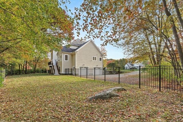 109 Meadow Creek Dr, Dracut, MA 01826