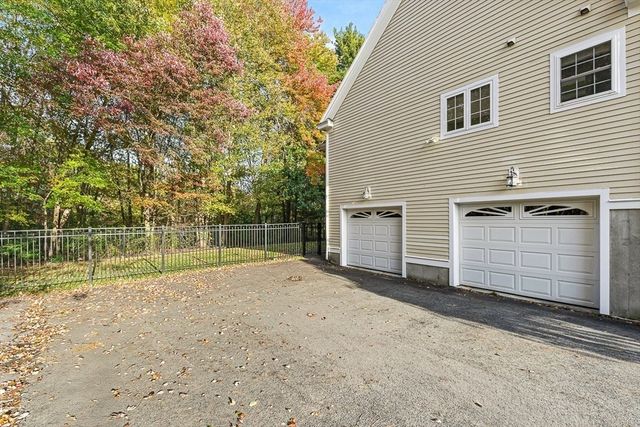 109 Meadow Creek Dr, Dracut, MA 01826