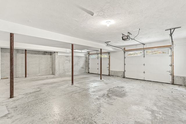 109 Meadow Creek Dr, Dracut, MA 01826