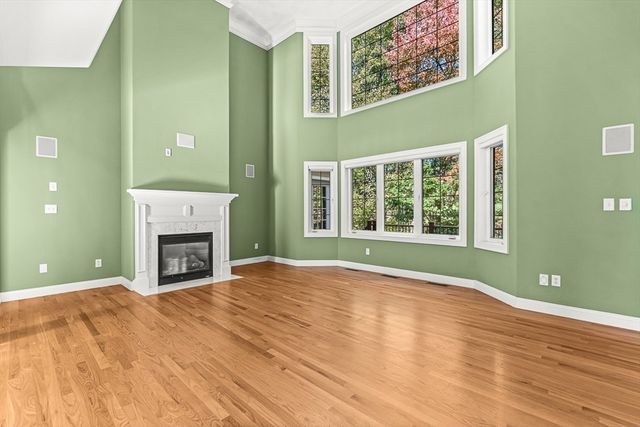 109 Meadow Creek Dr, Dracut, MA 01826