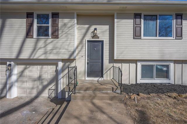 1704 S Taylor Circle, Olathe, KS 66062