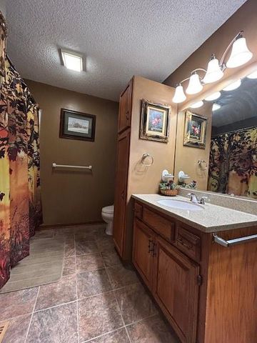 1049 SW TWIN CREEK Drive, Lee's Summit, MO 64081