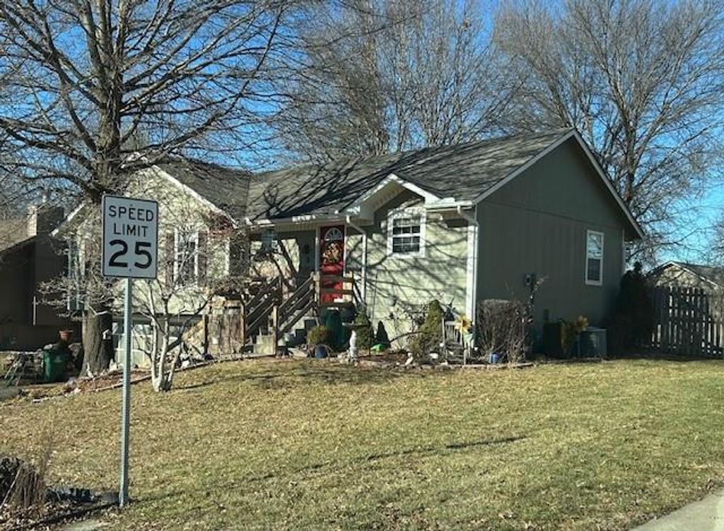 1049 SW TWIN CREEK Drive, Lee's Summit, MO 64081