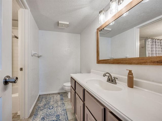 3003 River Oaks Drive 204, Norman, OK 73072