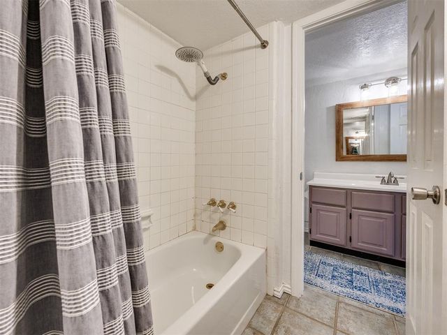 3003 River Oaks Drive 204, Norman, OK 73072