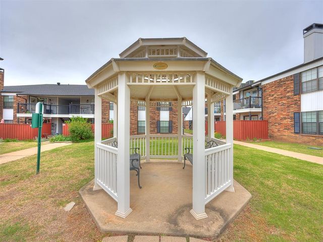 3003 River Oaks Drive 204, Norman, OK 73072