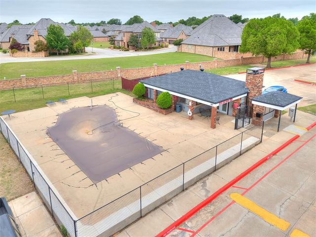 3003 River Oaks Drive 204, Norman, OK 73072