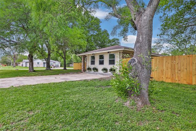 2403 Heather Street, Highlands, TX 77562