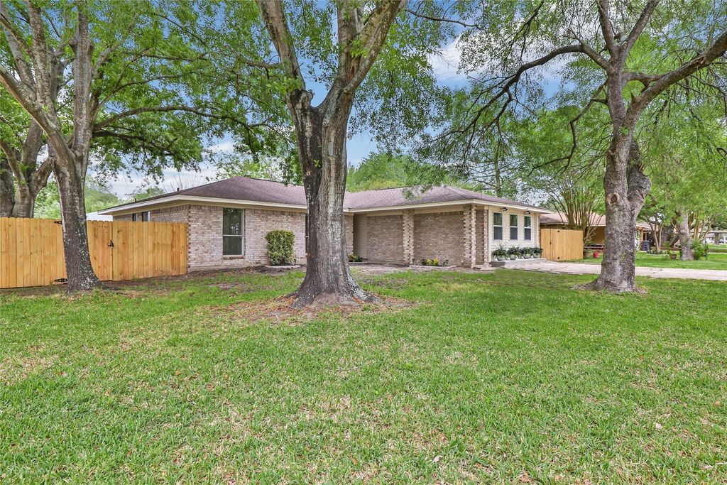 2403 Heather Street, Highlands, TX 77562