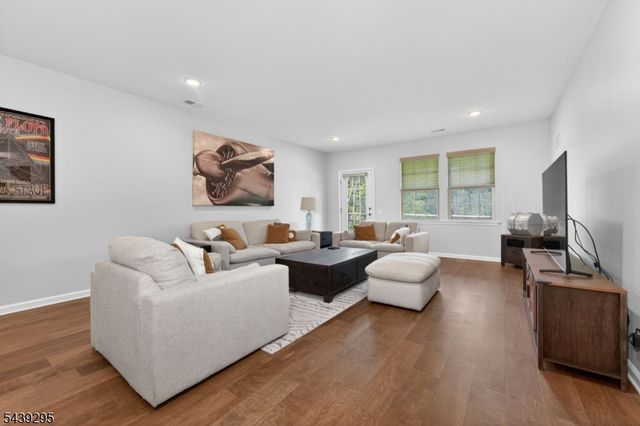 27 Redmon Road, Raritan Twp., NJ 08822