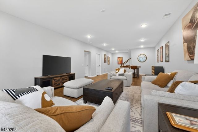 27 Redmon Road, Raritan Twp., NJ 08822