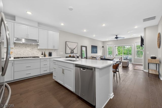 27 Redmon Road, Raritan Twp., NJ 08822