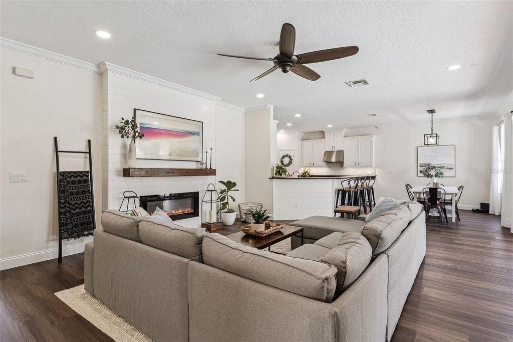 Image 11 of property listing at 10033 WITTENBERG WAY, Orlando, FL 32832