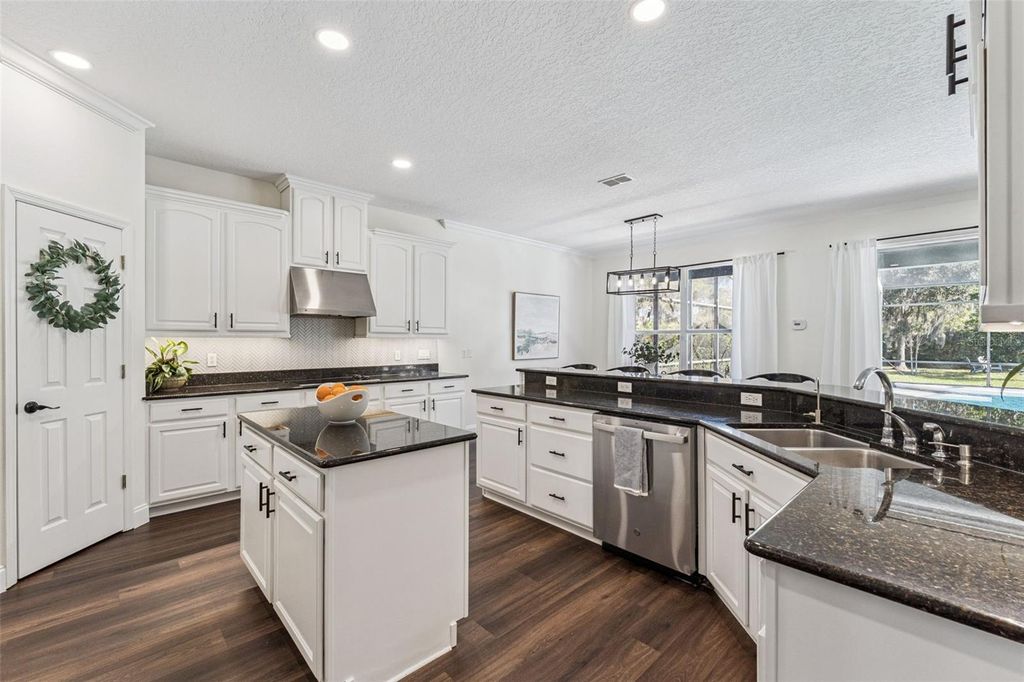 Image 16 of property listing at 10033 WITTENBERG WAY, Orlando, FL 32832