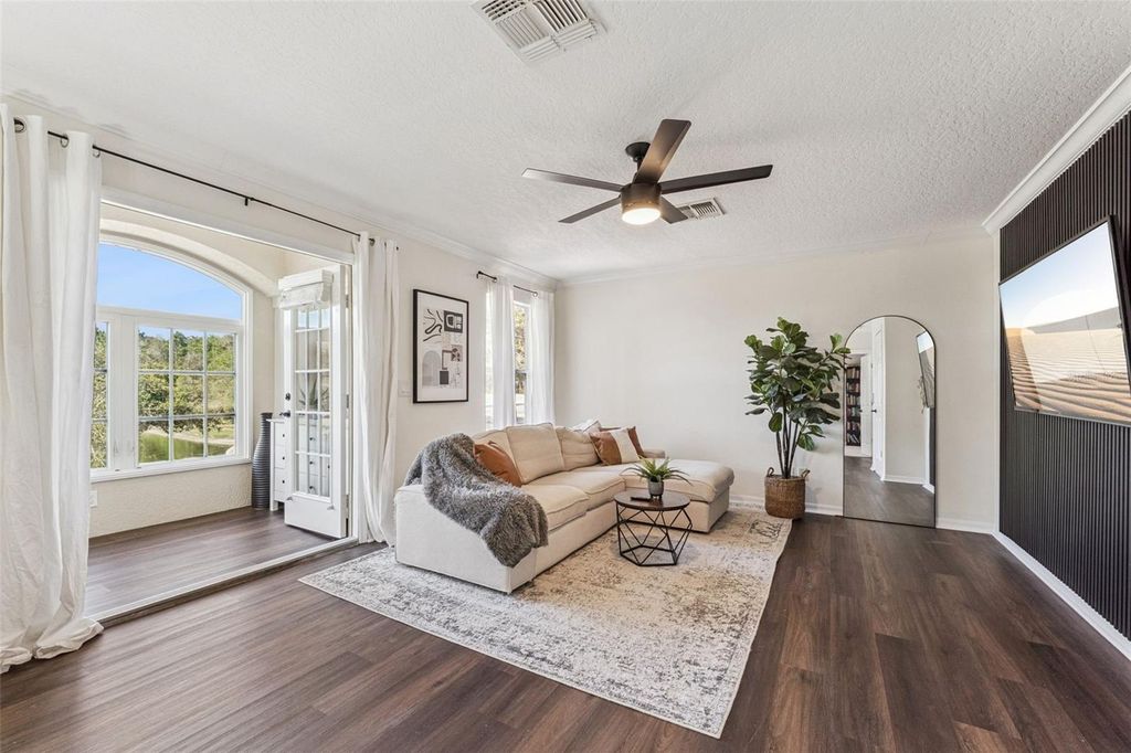 Image 18 of property listing at 10033 WITTENBERG WAY, Orlando, FL 32832