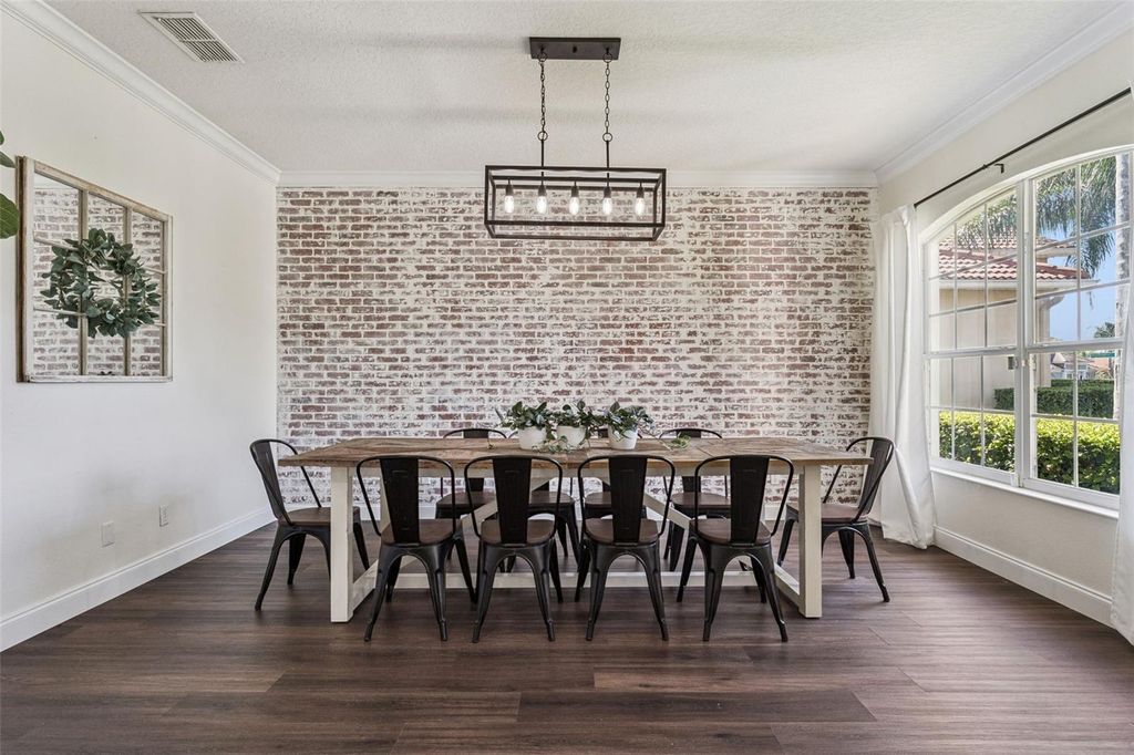 Image 5 of property listing at 10033 WITTENBERG WAY, Orlando, FL 32832