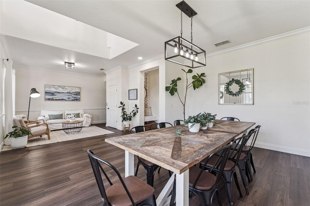 Image 6 of property listing at 10033 WITTENBERG WAY, Orlando, FL 32832