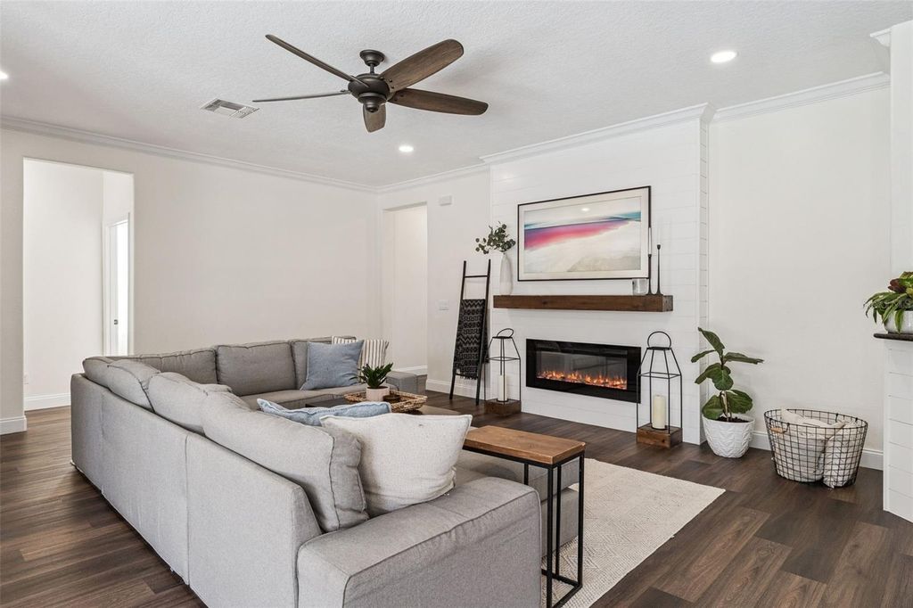 Image 9 of property listing at 10033 WITTENBERG WAY, Orlando, FL 32832