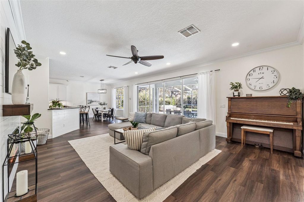 Image 10 of property listing at 10033 WITTENBERG WAY, Orlando, FL 32832