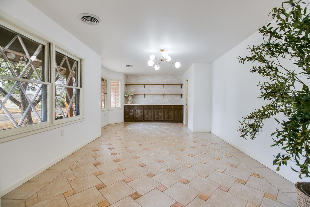 Image 14 of property listing at 2114 Sul Ross Street, San Angelo, TX 76904