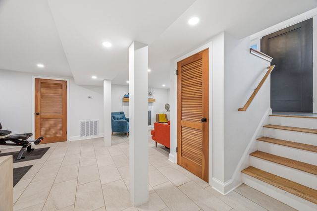 40 Sunset Hill Rd, Boston, MA 02132